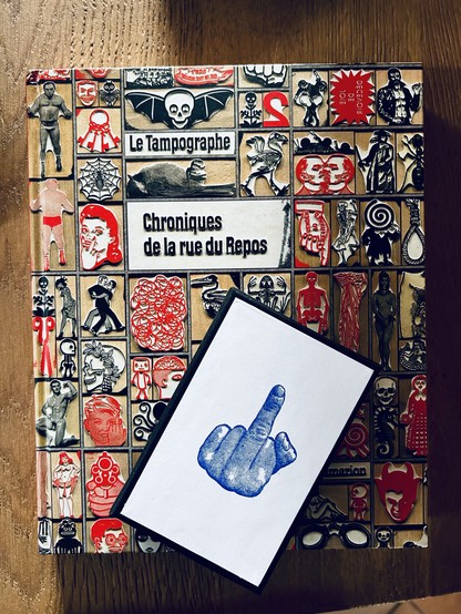 Le Tampographe Sardon, Chronique de la rue du Repos, Couverture du livre avec un tampon