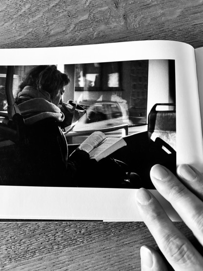 Photo dans le livre "LIRE !" d'Olivier Le Brun ouvert avec la main d'un Silloniste.