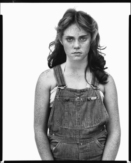 Si vous ne deviez voir qu’une seule exposition photographique cette année, allez voir l’exposition Richard Avedon – In the American West, présentée à la Fondation Henri Cartier-Bresson du 30 avril au 12 octobre 2025.