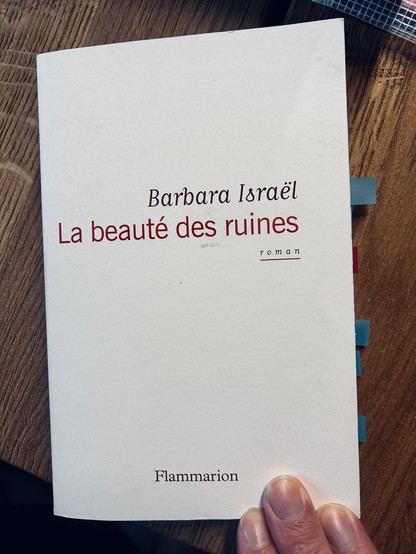 Je ne sais pas quoi faire après la lecture de La beauté des ruines de Barbara Israël. Dois-je écrire une critique d’un livre qui est à la fois beau et nombriliste ? Un truc parisien, mais qui se veut en même temps universaliste ? Qui contient de magnifiques phrases, mais aussi des passages pitoyables ?
