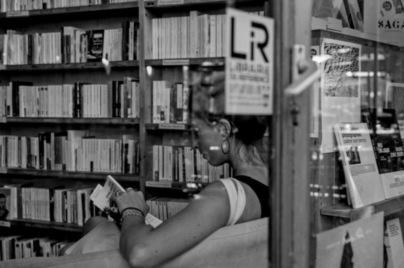 Photo "on reading", Alexandre Dulaunoy

Une lectrice dans la librairie Acte-Sud à Arles vue depuis la fenêtre. 
