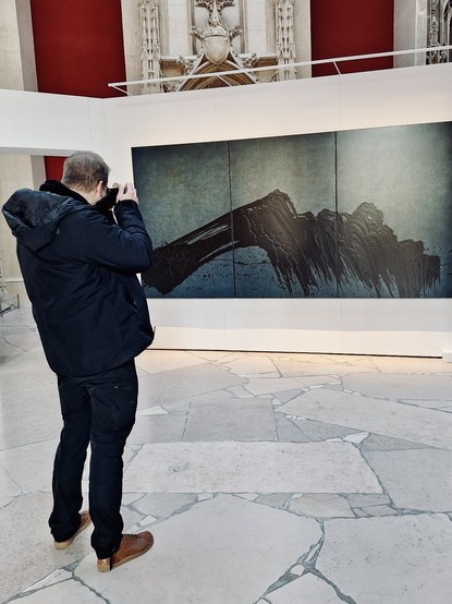 Sainte Victoire par Fabienne Verdier avec un photographe devant.