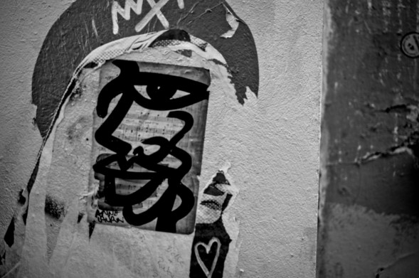 Il y a de ces œuvres que l’on rencontre dans la rue depuis des années. Que l’on capture avec son appareil photographique. On accumule des photos comme si l’on disait que c’était une partie de soi. Des photographies d’œuvres éphémères, des fragments de murs, des posters…

La suite sur
https://www.flickr.com/photos/adulau/55121301147/ 

#photography #photographie #annalaurini #streetart #graffitiart #poster #paris 
